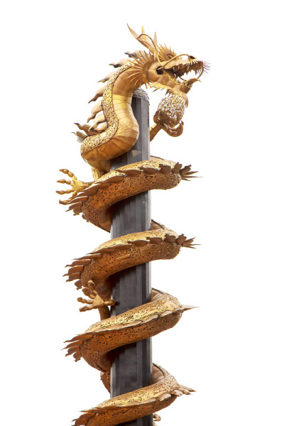 金龙石柱雕像