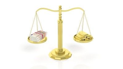 用欧元包和金条平衡比例，孤立在白色背景上。
