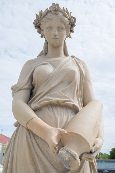 古董女性雕像