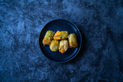 西葫芦花Dolma塞满饭饭/土耳其菜盘。