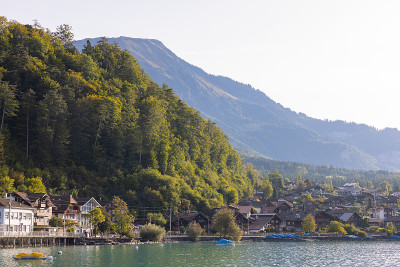 瑞士阿尔卑斯山脉令人惊叹的徒步旅行日。布里恩泽湖的美景。多么美妙的景色啊。
