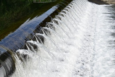 水溢出堤岸