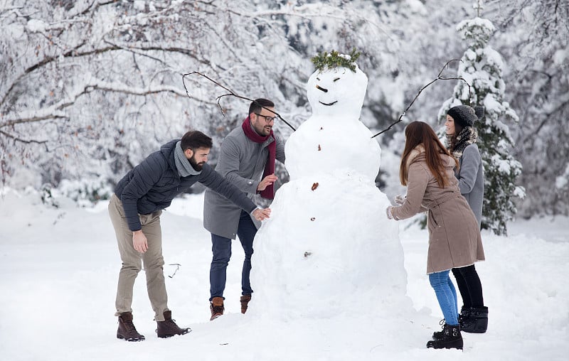 朋友们在雪地上玩耍