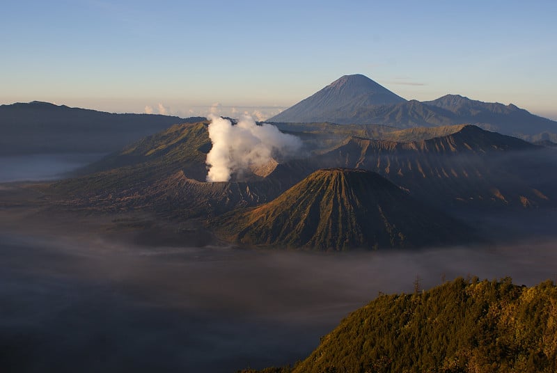 日出时的布罗莫火山，爪哇，泗水，印度尼西亚