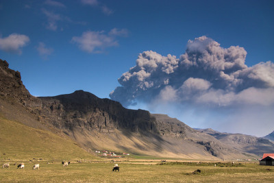 冰岛埃亚菲亚德拉火山喷发