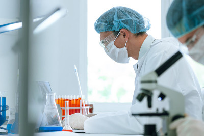 一组科学家在实验室分析测试