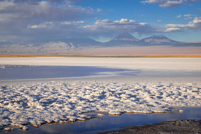 智利圣佩德罗德阿塔卡马的泻湖Tebinquinche landscape