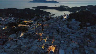伊俄斯岛上的乔拉村的夜景