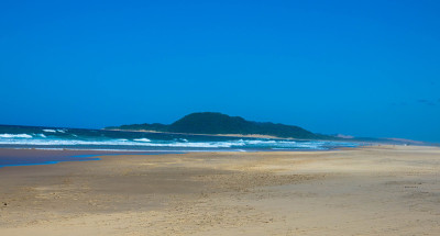 iSimangaliso湿地公园的废弃海滩，以前被称为大圣卢西亚湿地公园。南非夸祖鲁-纳塔尔