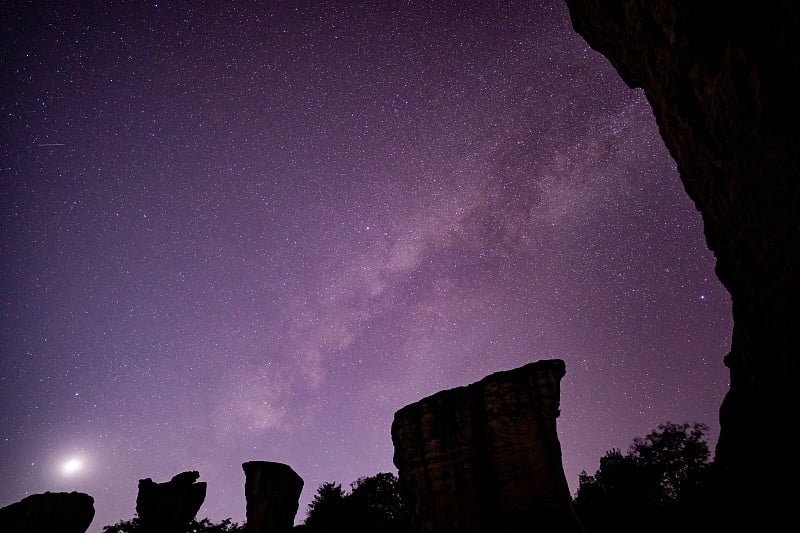 银河系的恒星在泰国的黑石上