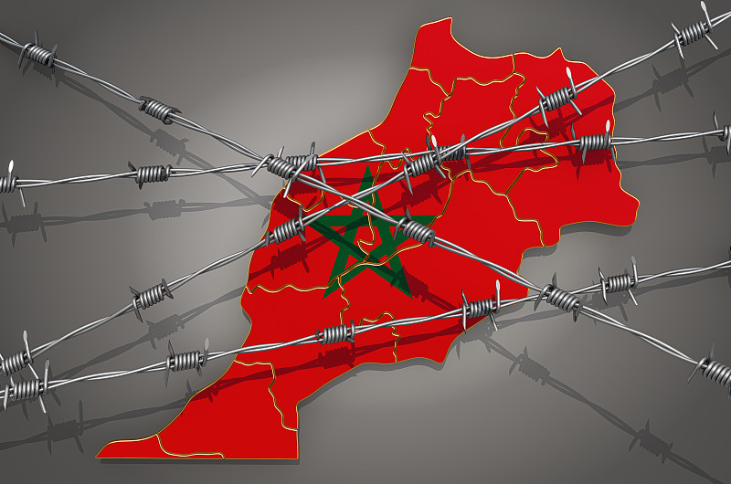 摩洛哥地图与铁丝网，3D渲染在灰色背景