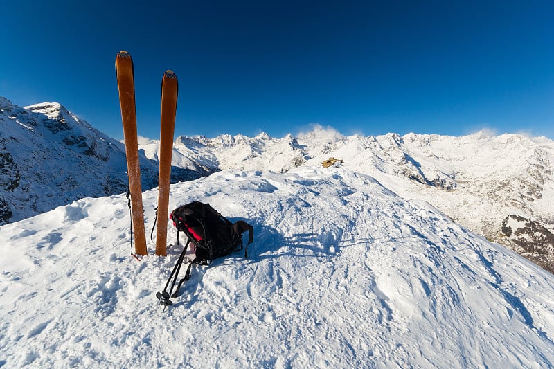 在山顶滑雪旅游