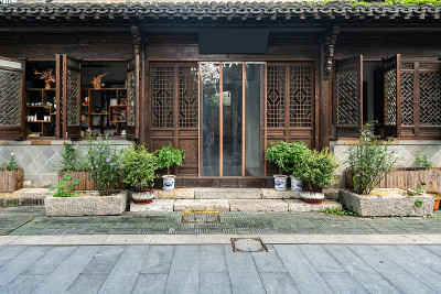 中国南京古镇街道和木门