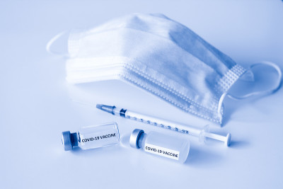 Covid-19预防理念:小瓶Covid-19疫苗，1毫升带针头和口罩的塑料注射器