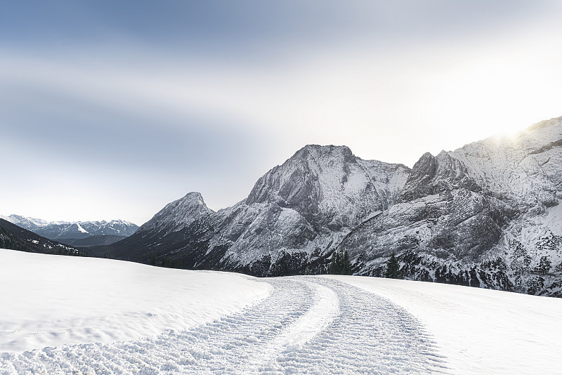 冬季高山景观有雪山和雪道