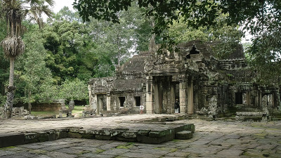 在吴哥窟banteay kdei寺庙废墟中的一个庭院的宽阔视野
