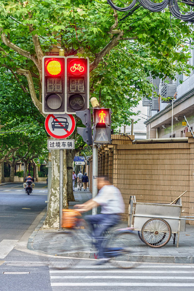 交通灯设置和交通路标与人。