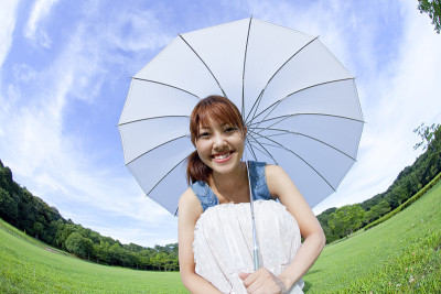 拿着阳伞的女人