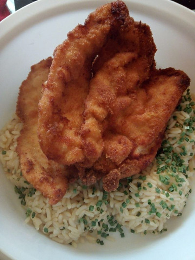 炸面包屑小牛肉干贝配米饭