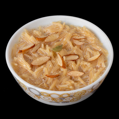 粉条甜点装在玻璃碗里。