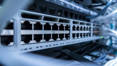 数据中心服务器室的现代网络面板、交换机和局域网电缆。