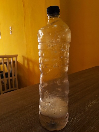 桌上的瓶子里装着肥皂水