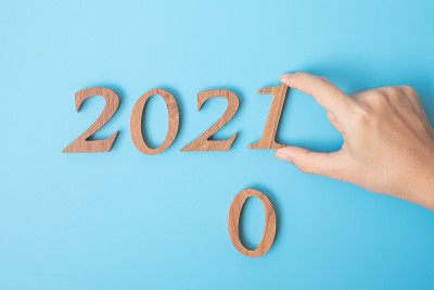在蓝色背景上手动更改2020到2021年的数字。决议，战略，解决方案，目标，任务，业务，新年，新年你