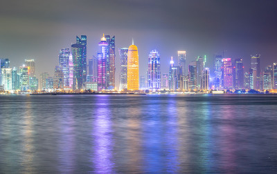 多哈天际线和海湾在夜晚的反射-多哈，卡塔尔