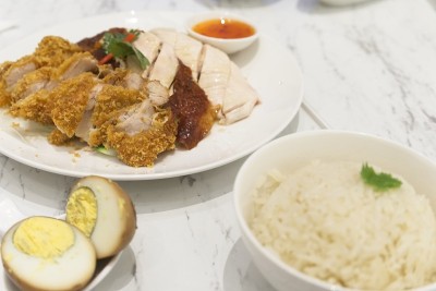 海南鸡饭。泰国美食美食家蒸鸡和炒鸡饭，考门鸡