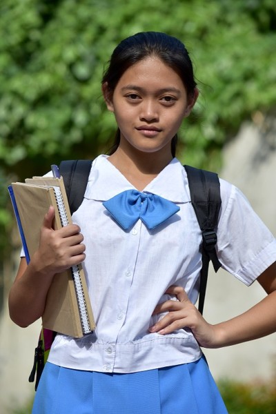 一个严肃的学生少女