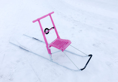 传统的芬兰kicksled。
