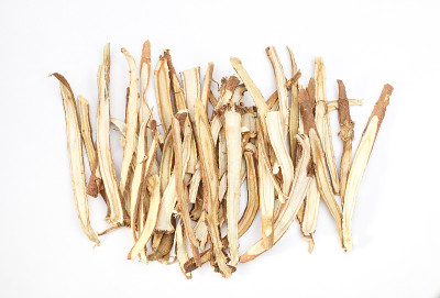 将烹调用的调味料甘草根切片，孤立于白色上