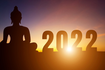 2022年元旦节，清晨日出的轮廓佛像越过地平线的背景，新年快乐的概念。