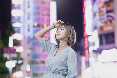 一名年轻女子晚上在东京摆造型