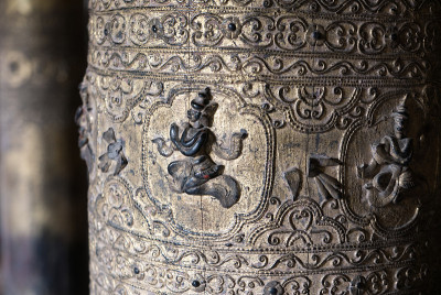 缅甸曼德勒shwenanaw寺金柱雕人像特写