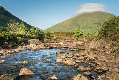 风景优美的河科在Glencoe，苏格兰，英国。这是一个阳光明媚的日子，有流水，有高山，阳光明媚的夏天
