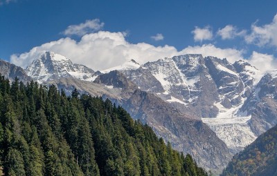白雪覆盖的高山、高山草甸和当地的山区居民点