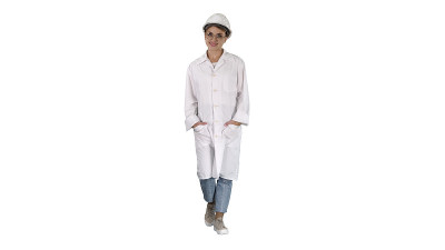 穿着白色实验服戴着安全帽的女人在白色背景下行走