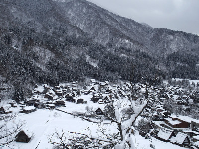 白川村——日本岐阜的一个被雪覆盖的木屋村，联合国教科文组织的国家遗产村