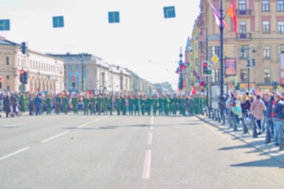 模糊的背景图像，一个警戒线的士兵在游行的公民为背景。