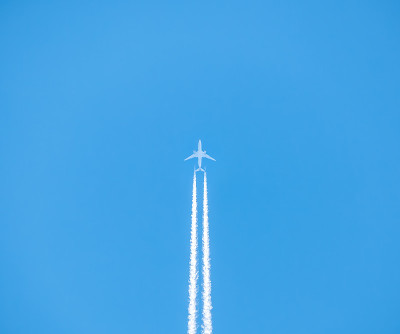 晴空中飞机留下的轨迹。