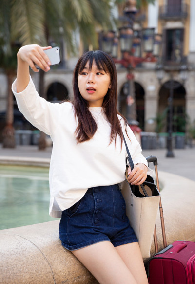 Ð '一名中国女游客以喷泉为背景自拍