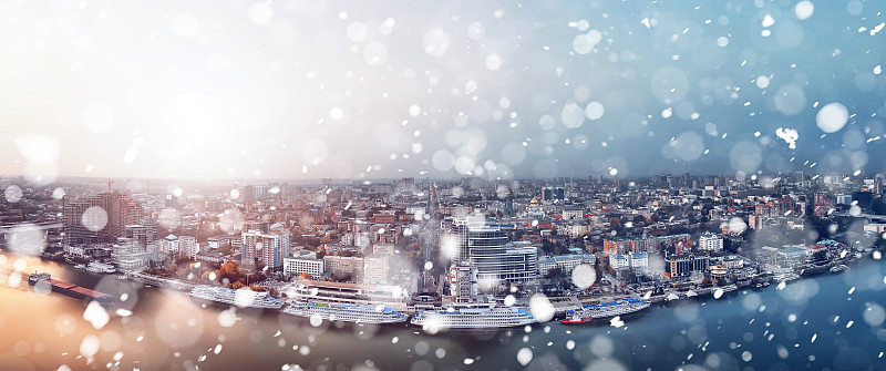 全景图——下雪要来了。罗斯托夫。俄罗斯。鸟瞰图，城市全景
