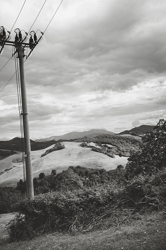 黑白田园风光，一览群山