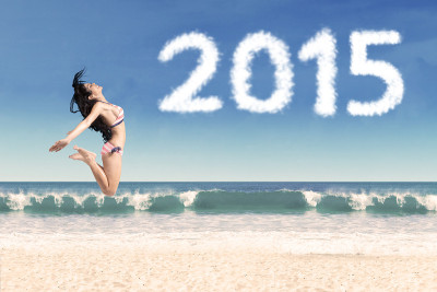 美女在海滩上庆祝新年