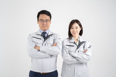 白色背景的商人穿着工作服，男女交叉双手放在胸前