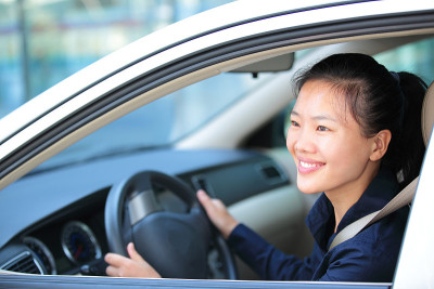 亚洲女商人开车