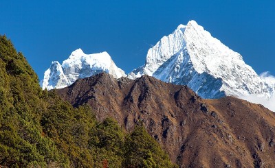 坎特加山和塔姆塞库山- Namche Bazar上美丽的山峰，在通往珠峰大本营的路上，尼泊尔喜马拉雅