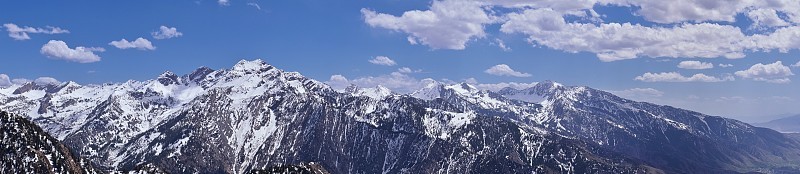 沃萨奇前山奥林匹斯峰徒步旅行路线鼓舞人心的春天通过博纳维尔海岸线，落基山脉，盐湖城，犹他州。美国。美