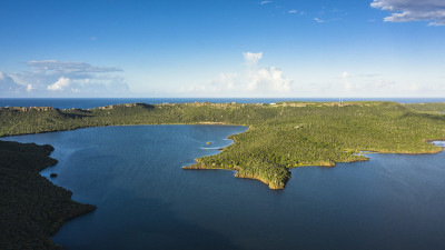 鸟瞰图以上库拉索岛的风景，加勒比与海洋，海岸，山丘